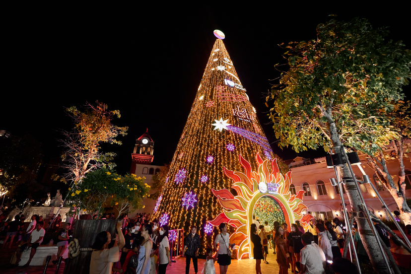 The star-lit Christmas tree lighting ceremony marking the start of the holiday season in Phu Quoc — image by Lao Động newspaper.